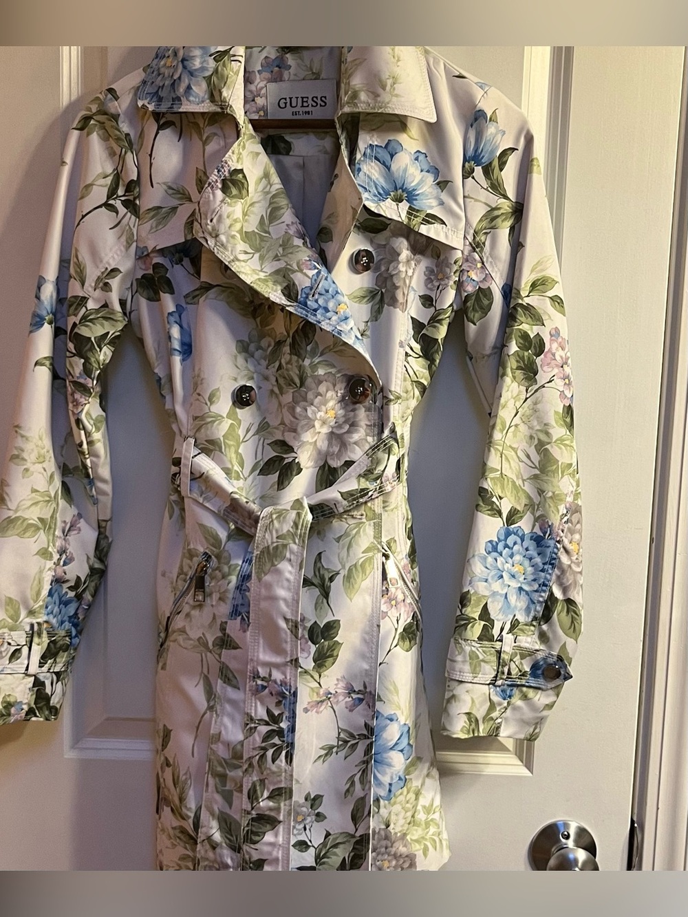 GUESS - Trench Coat SZ-S
Detailed Maximalist Style